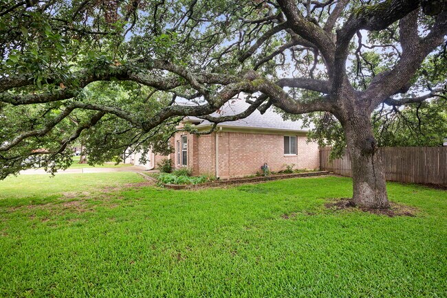 Foto del edificio - 3504 Flora Vista Loop