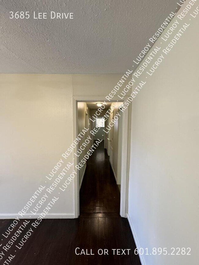 Building Photo - Charming 3 Bed, 1.5 Bath Home with Hardwoo...