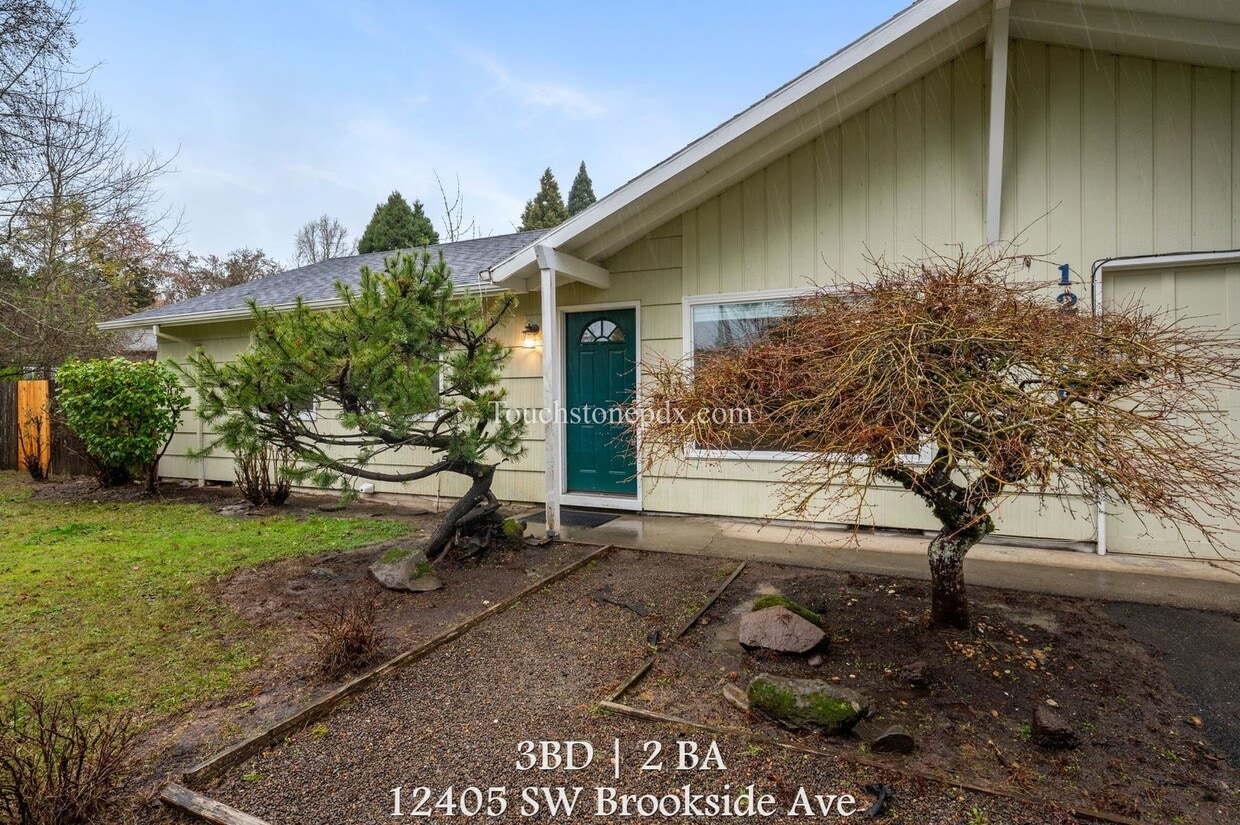 Bright 3 Bedroom Home with Fenced Backyard in Tigard - Bright 3 Bedroom Home with Fenced Backyard in Tigard