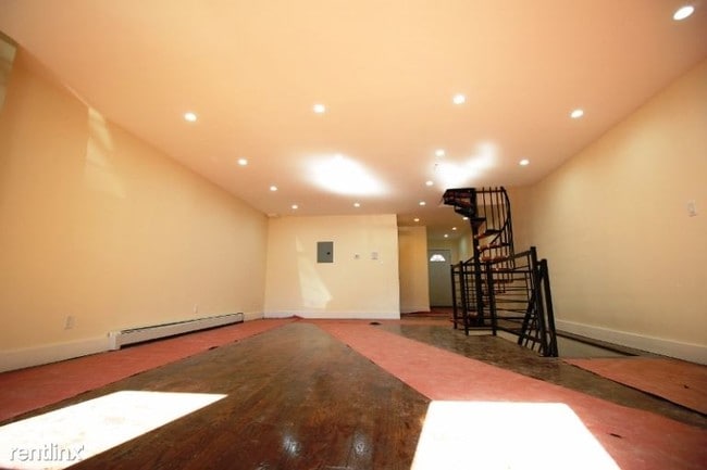 Building Photo - 161 Covert St