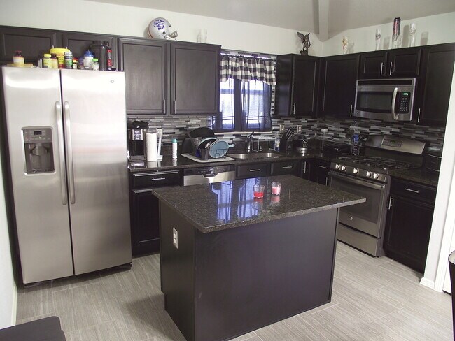 Foto del edificio - Sandstone Ranch Estates 4Bed/3Baths home with Refrig A/C and Synthetic Grass Yard!