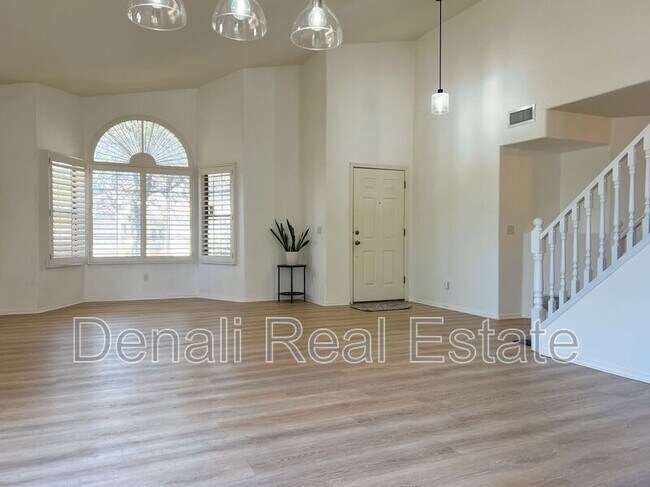 Building Photo - 11012 N Divot Dr