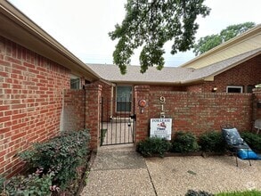 Building Photo - 915 Cedarland Blvd