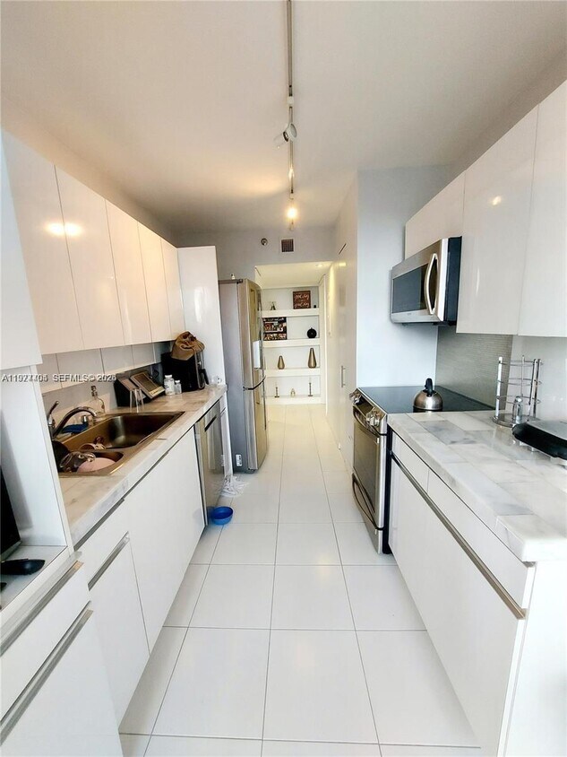 Foto del edificio - 1000 W Island Blvd