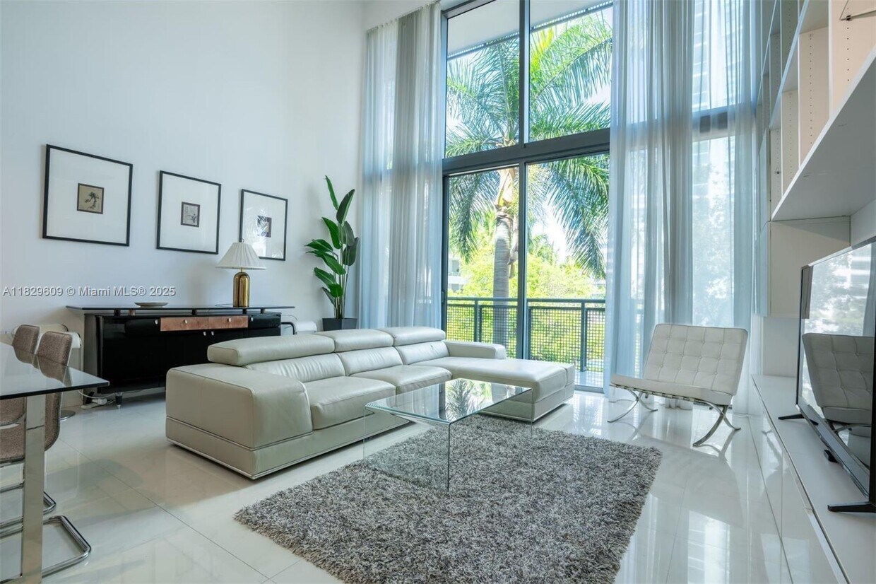 Primary Photo - 6000 Collins Ave