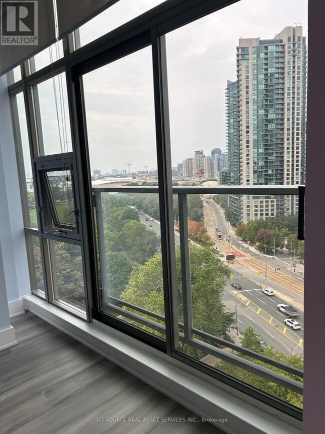 Building Photo - 637 Lake Shore Blvd W