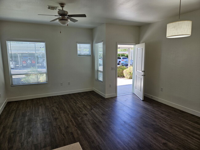 Foto del edificio - 8053 E Thomas Rd