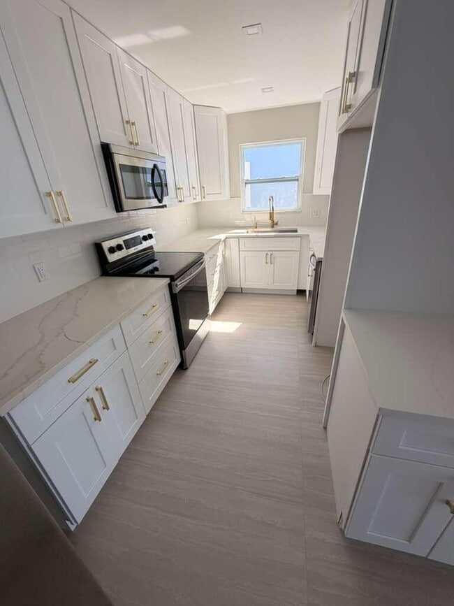 Building Photo - 5866 SE Mitzi Ln