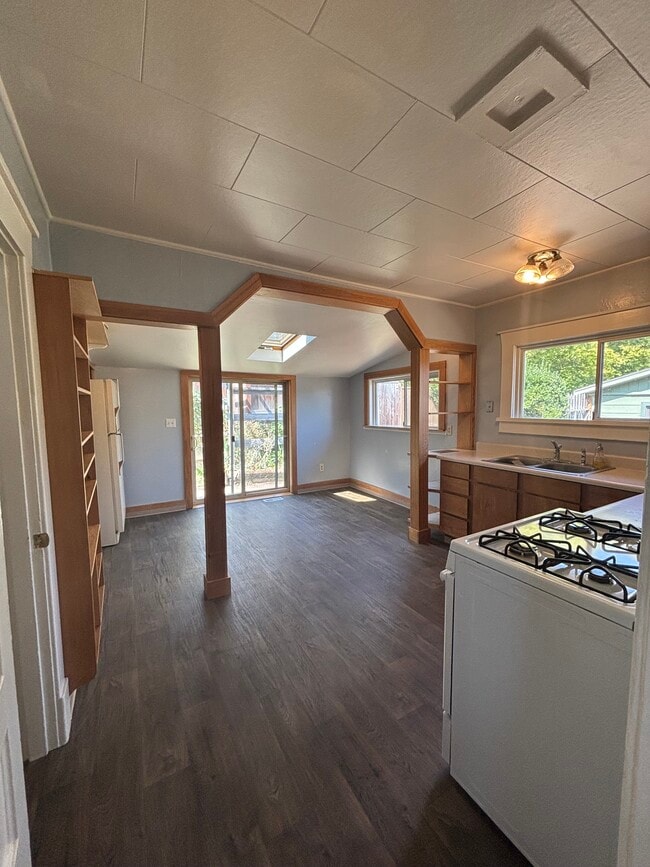 Building Photo - 735 Roca St