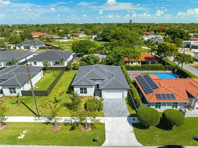 Foto del edificio - 21326 Old Cutler Rd