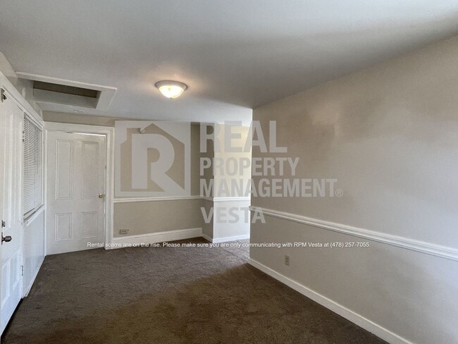 Building Photo - One Bedroom Apartment in Great Downtown Lo...