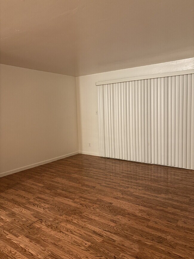 Foto del edificio - Updated interior - must see! Parking On Site - Laundry On Site