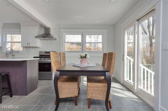 Foto del edificio - 5 br, 3 bath House - 30 Highland Ave