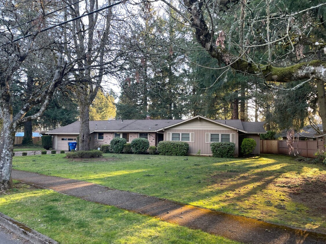 Primary Photo - Large 3 Bedroom 2.5 Bath Single Family House