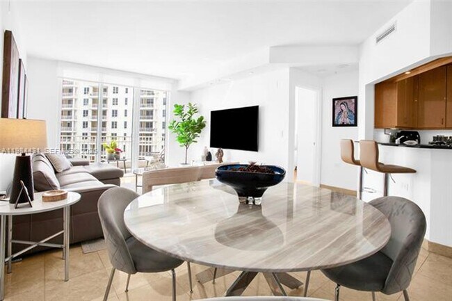 Foto del edificio - 801 Brickell Key Blvd