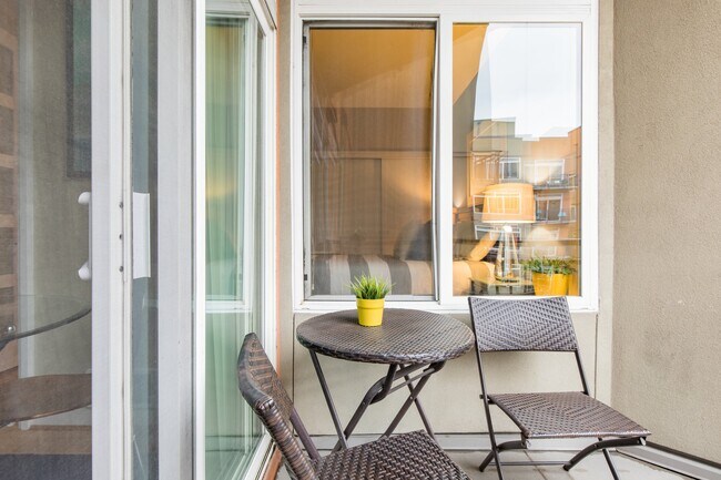 Relájese en la terraza con vistas a un tranquilo patio ajardinado urbano. - 2415 2nd Ave