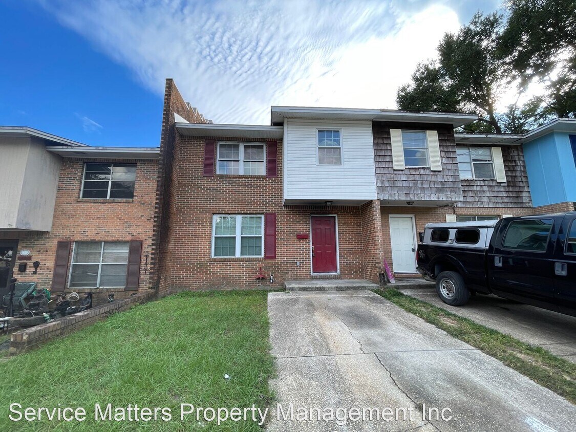 Primary Photo - 4 br, 2 bath House - 911 W Scott St