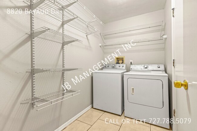 Building Photo - Stunning 3b/2b home- Available Now!!