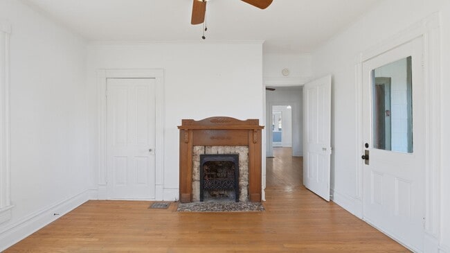 Building Photo - Saint Elmo Adorable home!