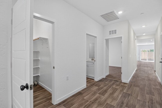 Building Photo - 3338 N Contessa Ave