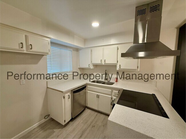 Foto del edificio - Cute 1 Bed/1 Bath Condo in SW Bakersfield w/ RBP & $0 Deposit Option