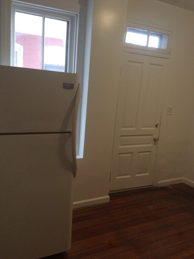 Building Photo - 1st Floor 1 Bedroom Parking West End York ...