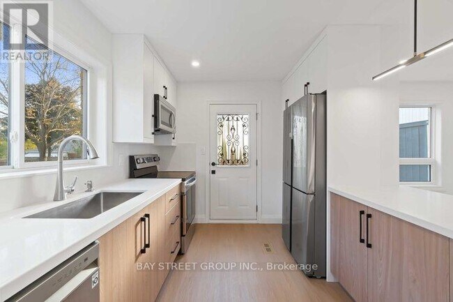 Building Photo - 1372 Freeport Dr