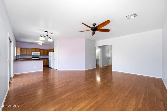 Foto del edificio - 10950 W Royal Palm Rd