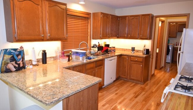 Building Photo - 6042 Lynbrook Ln