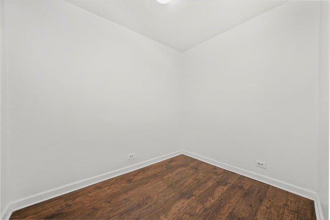 Building Photo - 1946 N Wilmot Ave