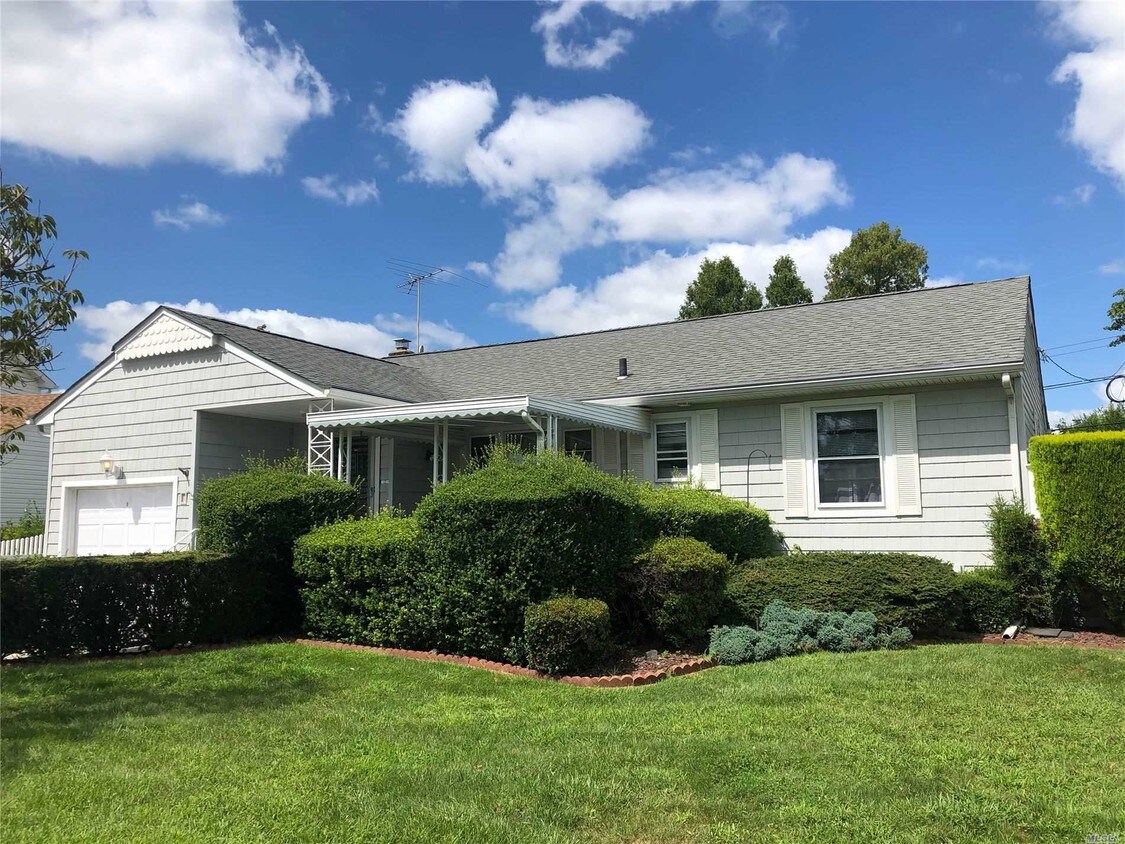 29 Thorne Ave, Massapequa, NY 11758 House Rental in Massapequa, NY