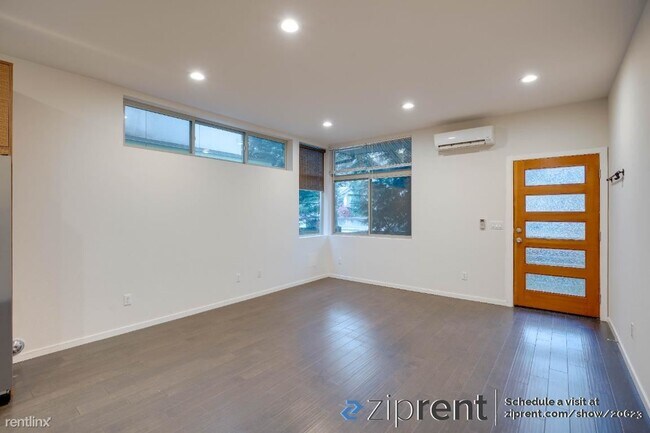 Building Photo - 3 br, 2.5 bath Townhome - 4813 Delridge Wa...