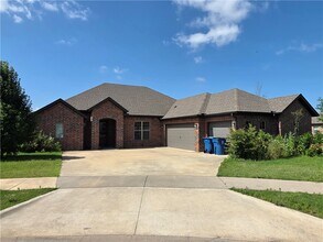 Building Photo - 2905 SW Satinwood Cove