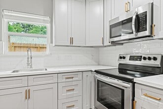 Building Photo - 25804 Maplewood Dr
