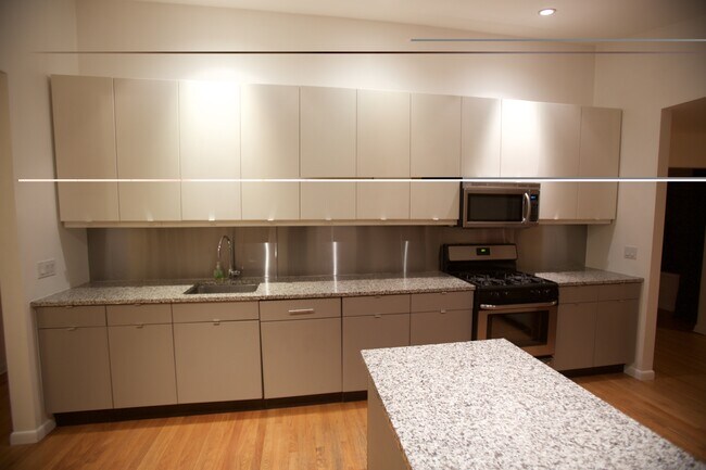 Cocina reformada con 2 fregaderos. - 145 Ivanhoe St