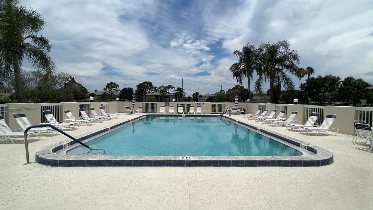 1532 SE Royal Green Cir Unit 201, Port Saint Lucie, FL 34952 Condo