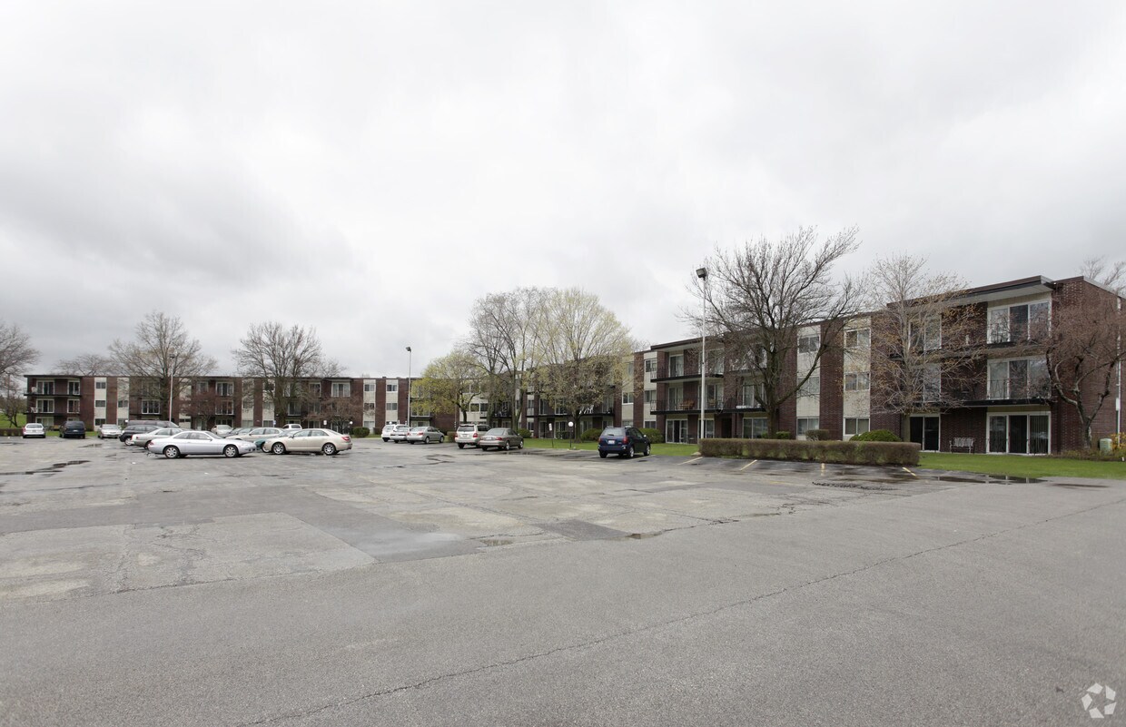 Cameo West Condominiums Apartments in Downers Grove, IL