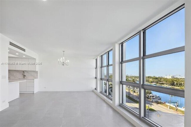 Foto del edificio - 5055 Collins Ave