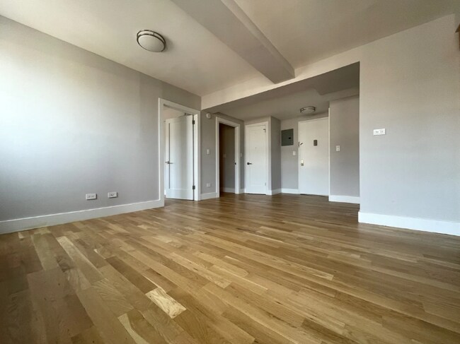 Building Photo - 251 W 96th St