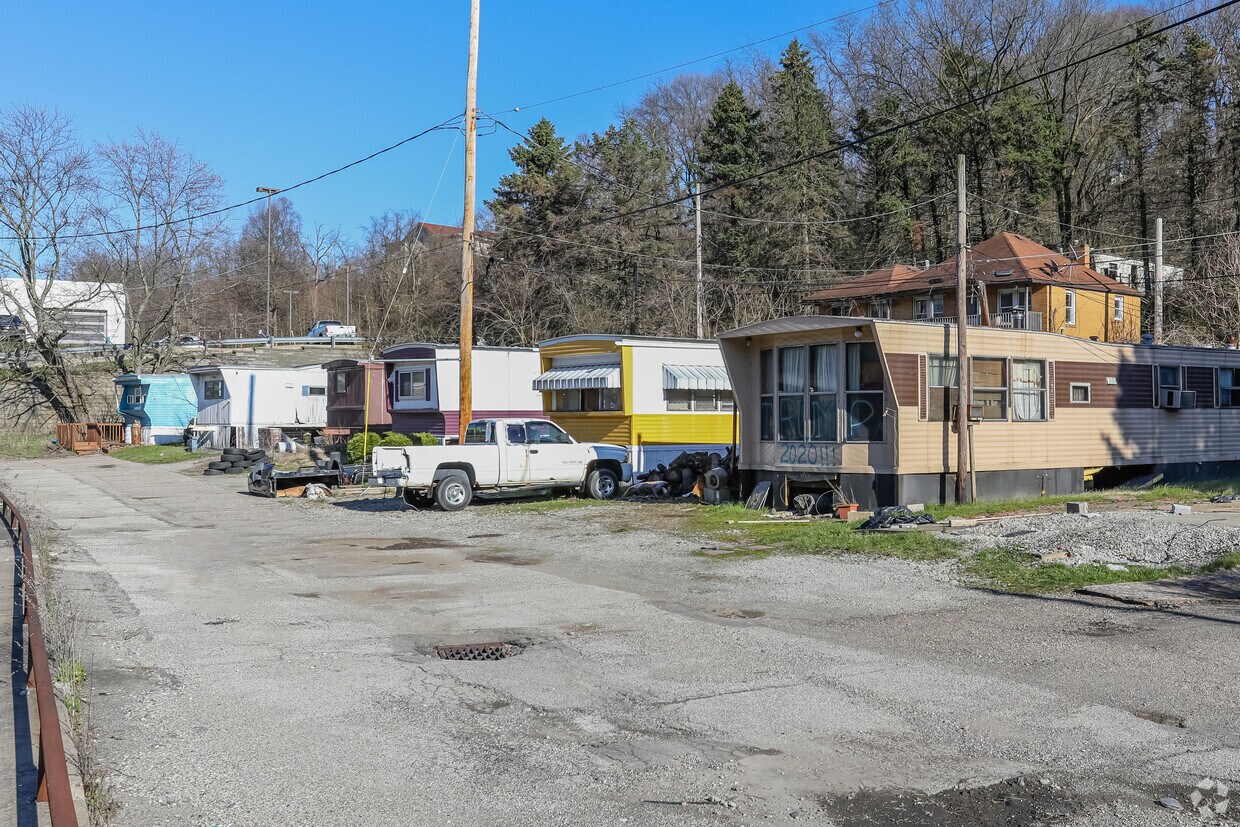 Building Photo - 2400 Clairton Rd