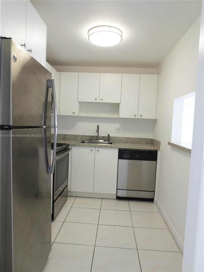 Building Photo - 4164 Inverrary Dr