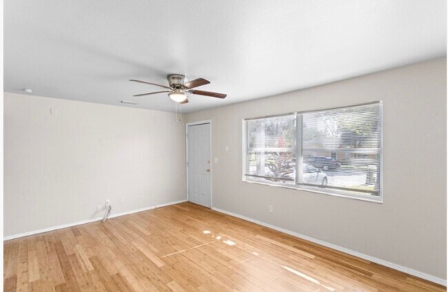 Foto del edificio - 3305 56th Ave N - For Lease!