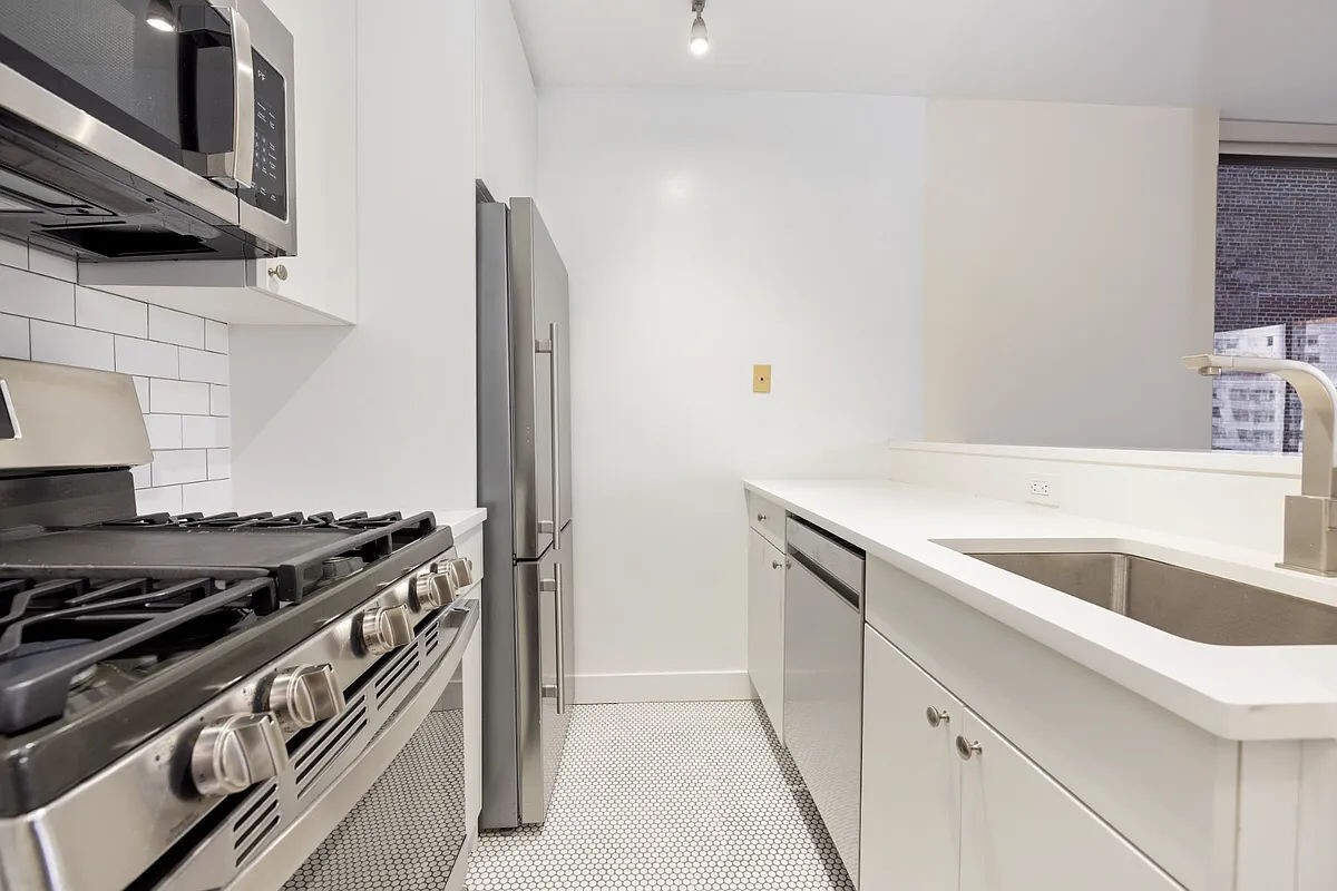 Building Photo - 245 E 44th St