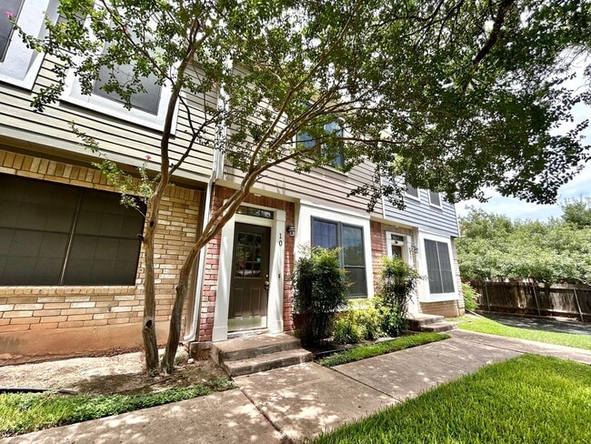 Building Photo - Lovely Rental with 2 Beds, 2.5 Baths & Spa...