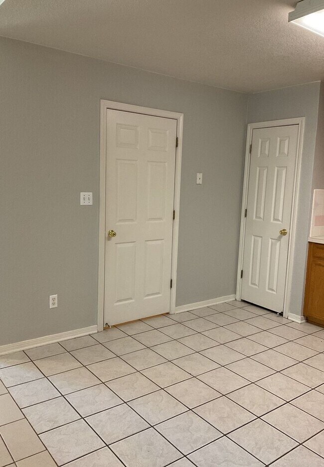 Building Photo - RENT REDUCTION - AVAILABLE NOW!