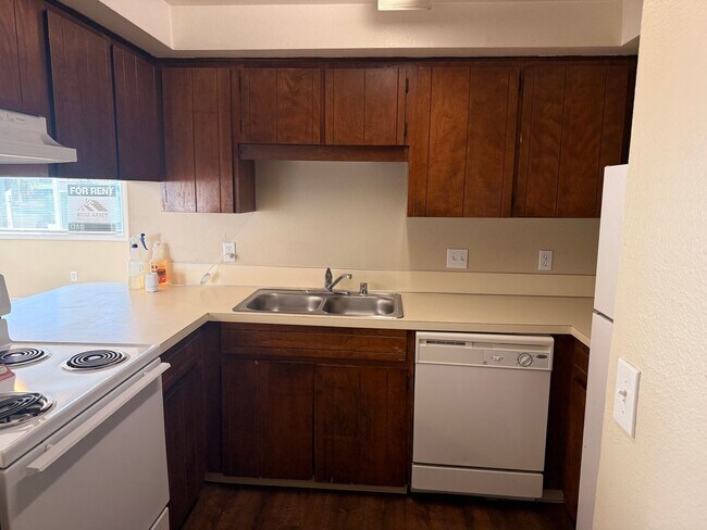 Building Photo - Spacious 1 Bedroom Duplex, Great Location, W/D In Unit, Bright Living Space!!