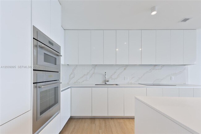 Foto del edificio - 700 NE 24th St