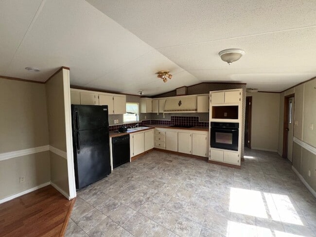 Building Photo - 3 Bedroom 2 Bathroom Mobile Home in Moss B...