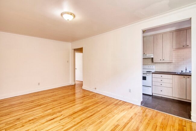 Building Photo - 4900 Av. Clanranald