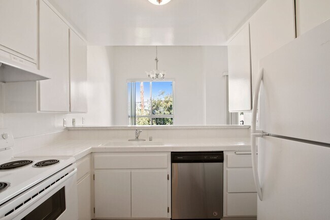 Building Photo - 230 Pacific St